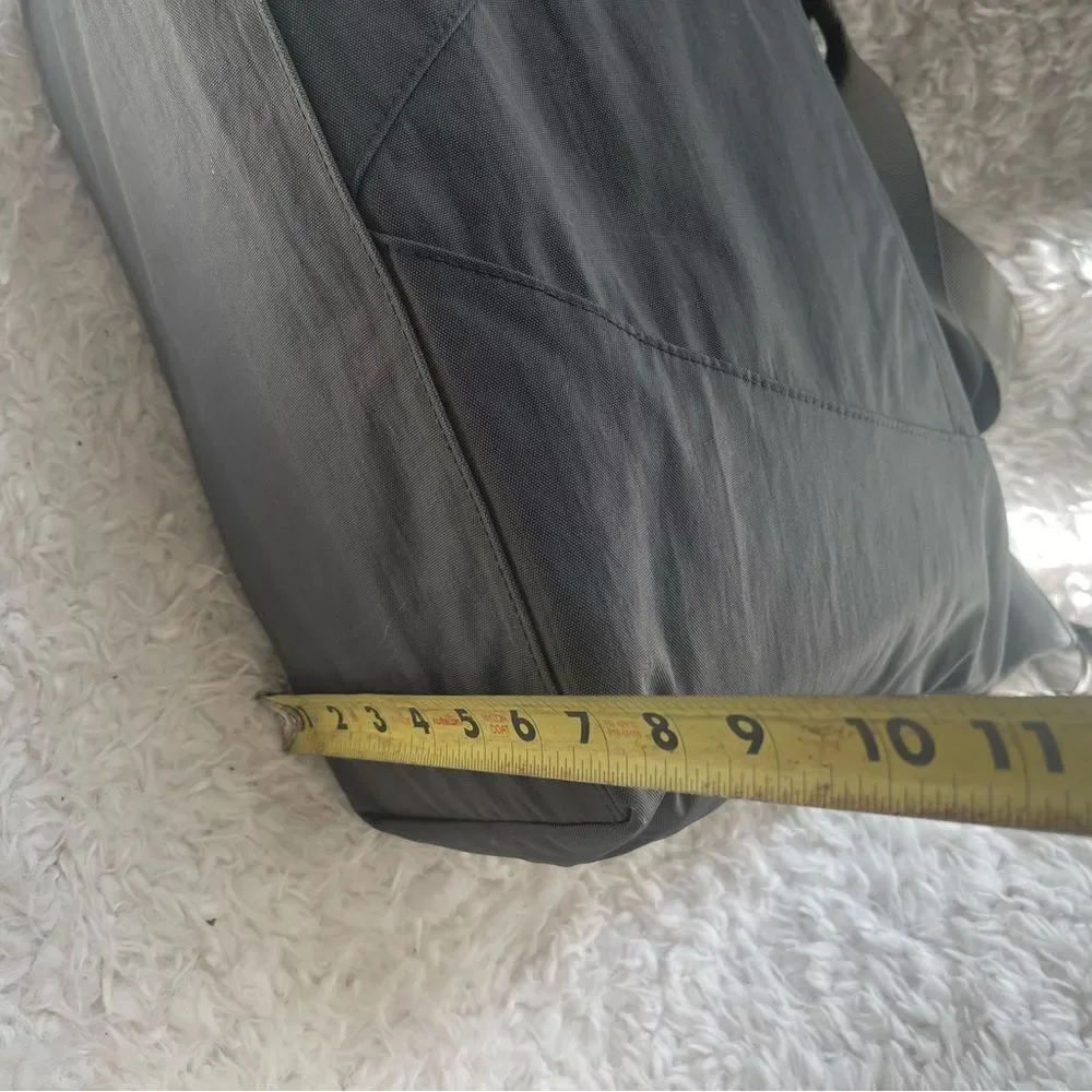 Baggallini avenue nylon